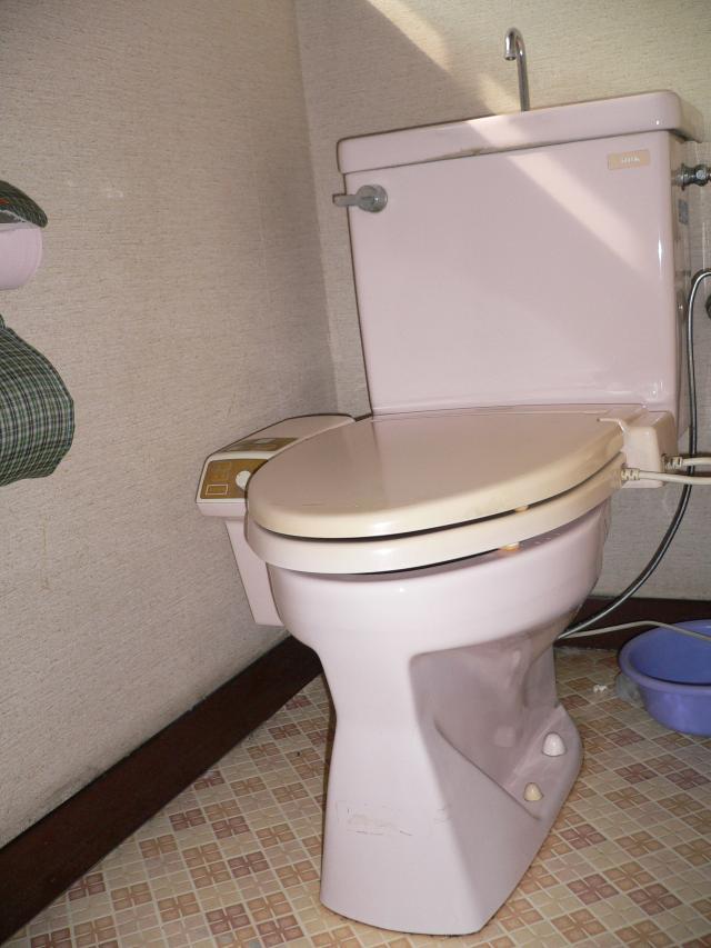 栃木小山 トイレの既存解体前 便座・ふた変色